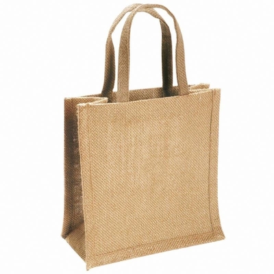 Frauen setzen mittlere behandelte 50cm Jutefaser-Einkaufstasche auf den Strand
